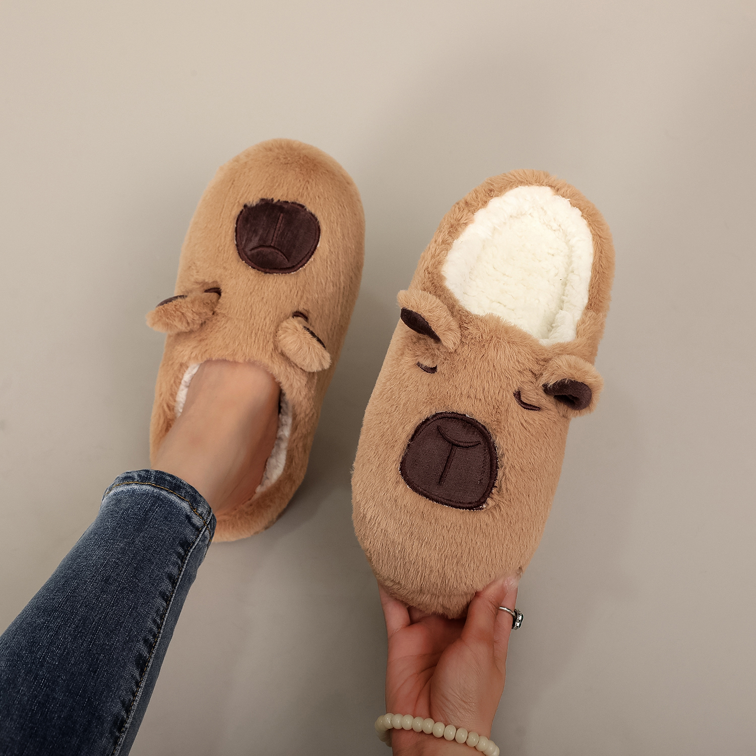 A Pair of Brown Plush Capybara Animal-Patterned Furry Home Slippers with Soft Soles, Comfortable and Warm, Non-Slip Indoor Slippers Suitable for Men and Women, Lightweight, Silent, and Comfortable Shoes, the Perfect Holiday  Choice